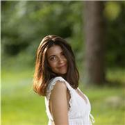 Profesora de inglés imparte clases a niños de primaria y secundaria